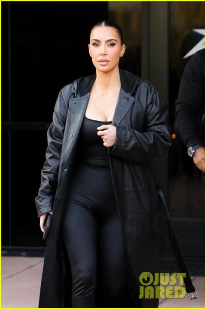 Kim Kardashian diện cây đen sành điệu đến xem đấu bóng rổ-4