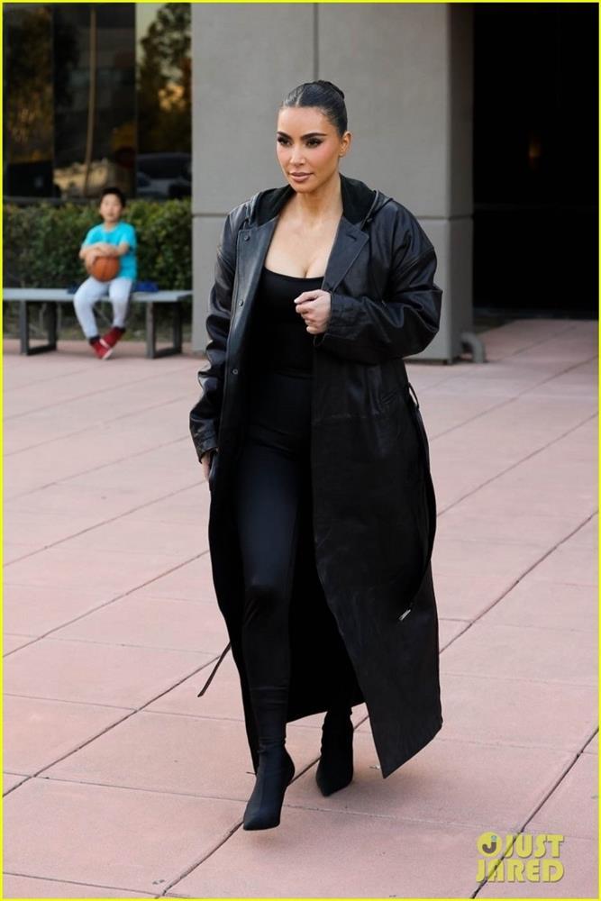 Kim Kardashian diện cây đen sành điệu đến xem đấu bóng rổ-5