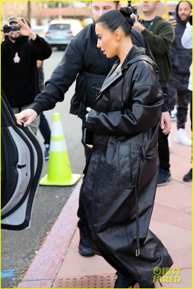 Kim Kardashian diện cây đen sành điệu đến xem đấu bóng rổ-6