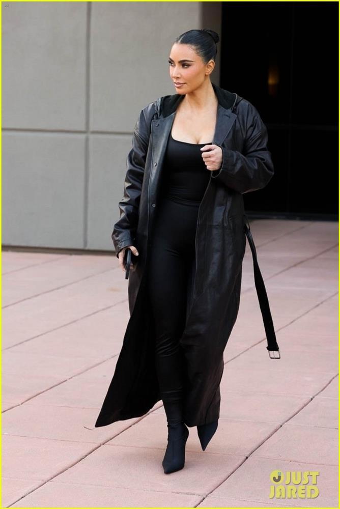 Kim Kardashian diện cây đen sành điệu đến xem đấu bóng rổ-7