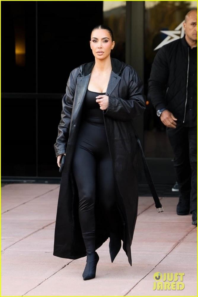 Kim Kardashian diện cây đen sành điệu đến xem đấu bóng rổ-8