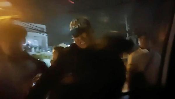 Đánh nhau, đập phá xe nghi do các Youtuber mâu thuẫn trên mạng-4