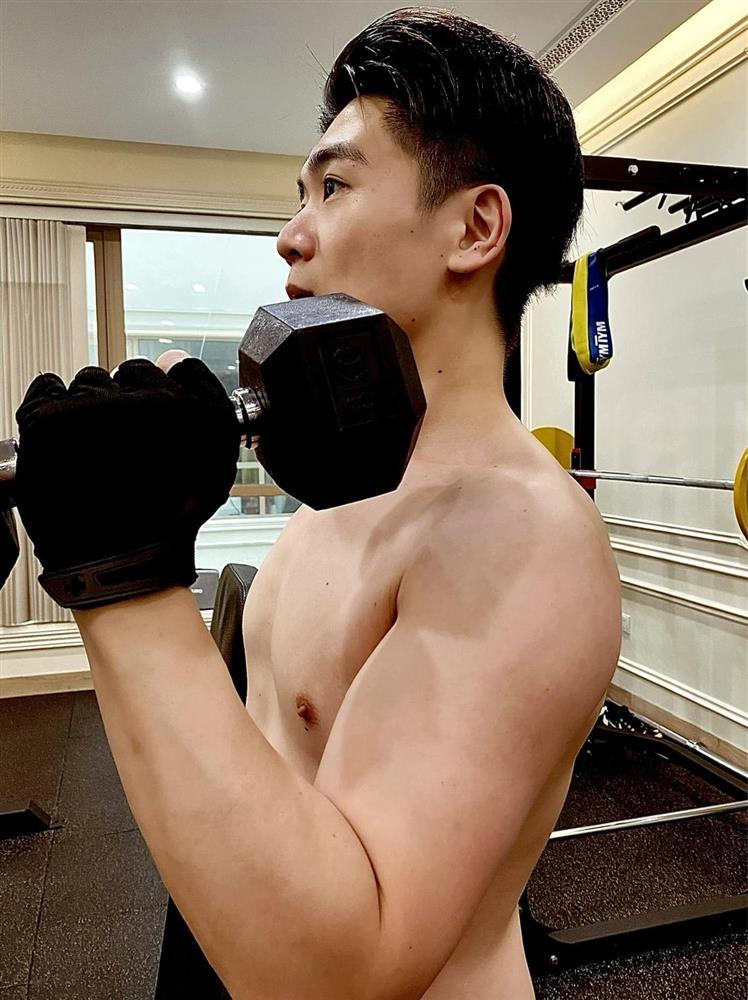 Làm bố bỉm sữa 2 con, quý tử bầu Hiển chăm cởi áo khoe múi-2