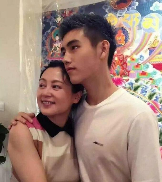 Người mẹ mỹ nhân và người cha quyền lực của Trần Phi Vũ-6