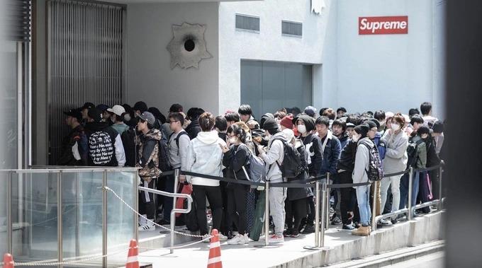 Vì sao cục gạch vô dụng giá 30 USD của Supreme cháy hàng trong vài phút?-2