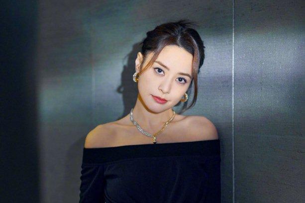 Hậu ly hôn chồng, Chung Hân Đồng vướng tin đồn hẹn hò đồng giới, cả hai đã dọn đến sống chung-6