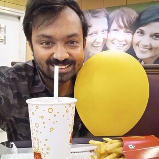 Chàng trai quỳ gối cầu hôn, coi bóng bay là người tình không thể thiếu-1