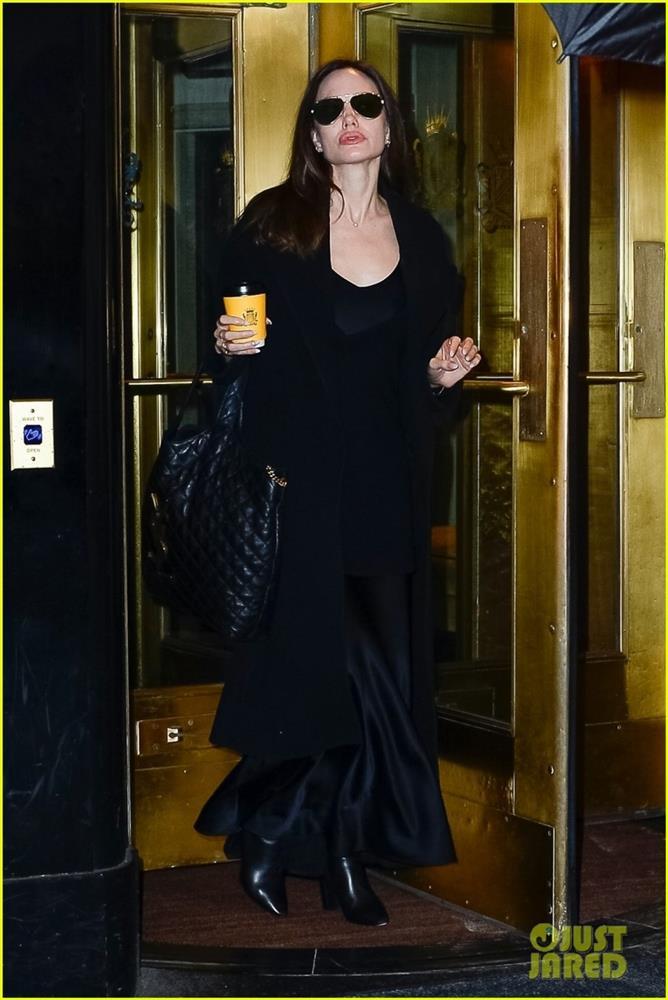 Angelina Jolie xinh đẹp ăn tối sau công khai vụ xô xát với Brad Pitt-6