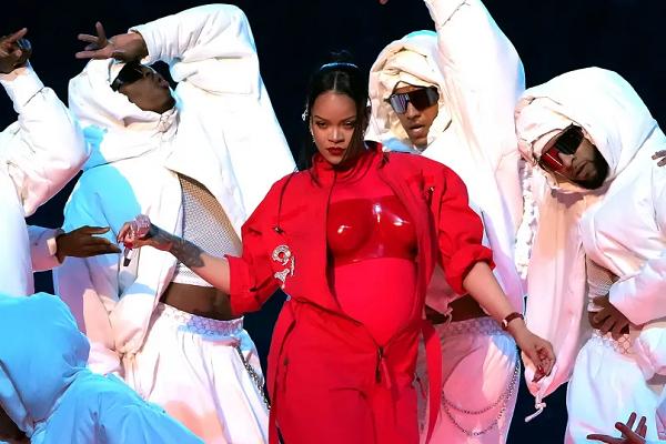 Tỷ phú Rihanna chính thức hạ sinh con sau màn thông báo rung chuyển Super Bowl-3