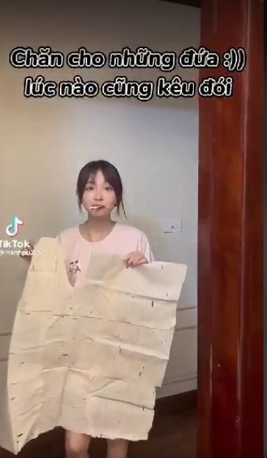 Thưởng thức món vặt tuổi thơ, cô gái bị tưởng nhầm là ăn… giấy-1