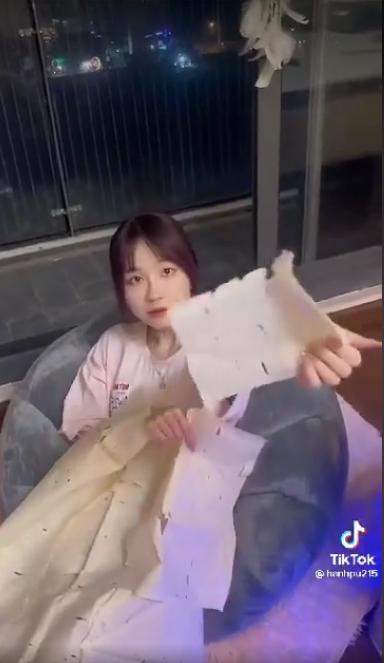 Thưởng thức món vặt tuổi thơ, cô gái bị tưởng nhầm là ăn… giấy-3