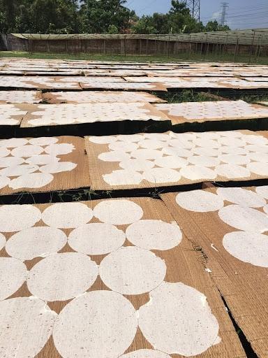 Thưởng thức món vặt tuổi thơ, cô gái bị tưởng nhầm là ăn… giấy-5