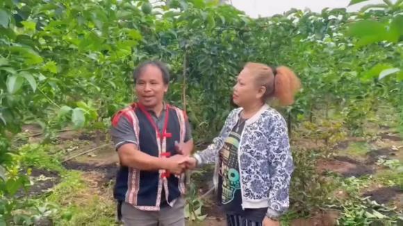 Loạt hình ảnh Siu Black vất vả nuôi heo, làm nước mắm-5