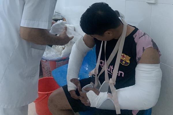 Clip: Bố lao ra đường chém nhau, để mặc con giữa đám hỗn chiến-3