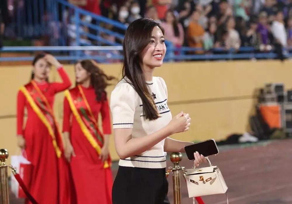 Đỗ Mỹ Linh làm dâu nhà giàu vẫn xài đồ hiệu tiết kiệm-5