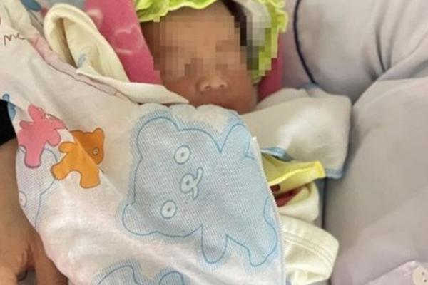 Sinh con tại nhà, 1 tuần sau mới phát hiện trẻ không có hậu môn-2