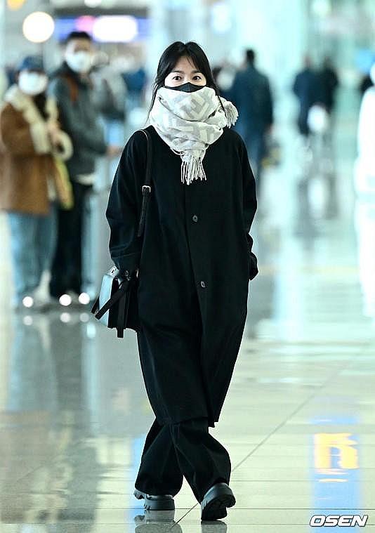 Song Hye Kyo ăn mặc giản dị nhưng thần sắc rạng rỡ gây chú ý-1