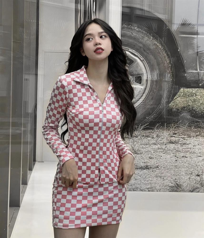 Hoa hậu Thanh Thủy mặc lại đầm gió rét của Lương Thùy Linh-1