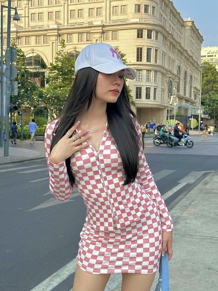 Hoa hậu Thanh Thủy mặc lại đầm gió rét của Lương Thùy Linh-9