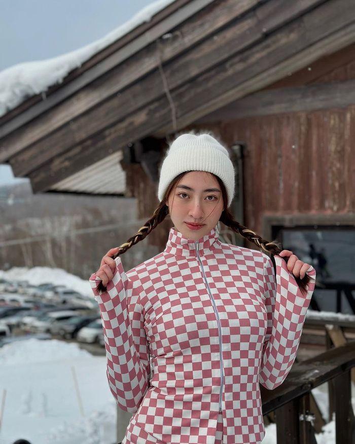 Hoa hậu Thanh Thủy mặc lại đầm gió rét của Lương Thùy Linh-3