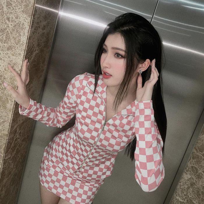 Hoa hậu Thanh Thủy mặc lại đầm gió rét của Lương Thùy Linh-6
