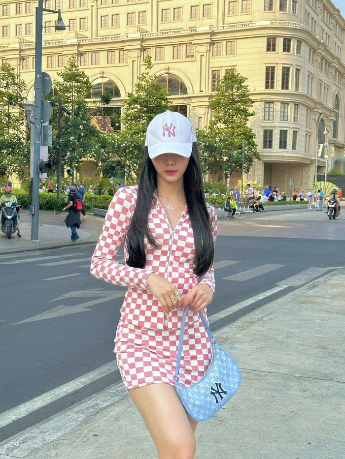 Hoa hậu Thanh Thủy mặc lại đầm gió rét của Lương Thùy Linh-10