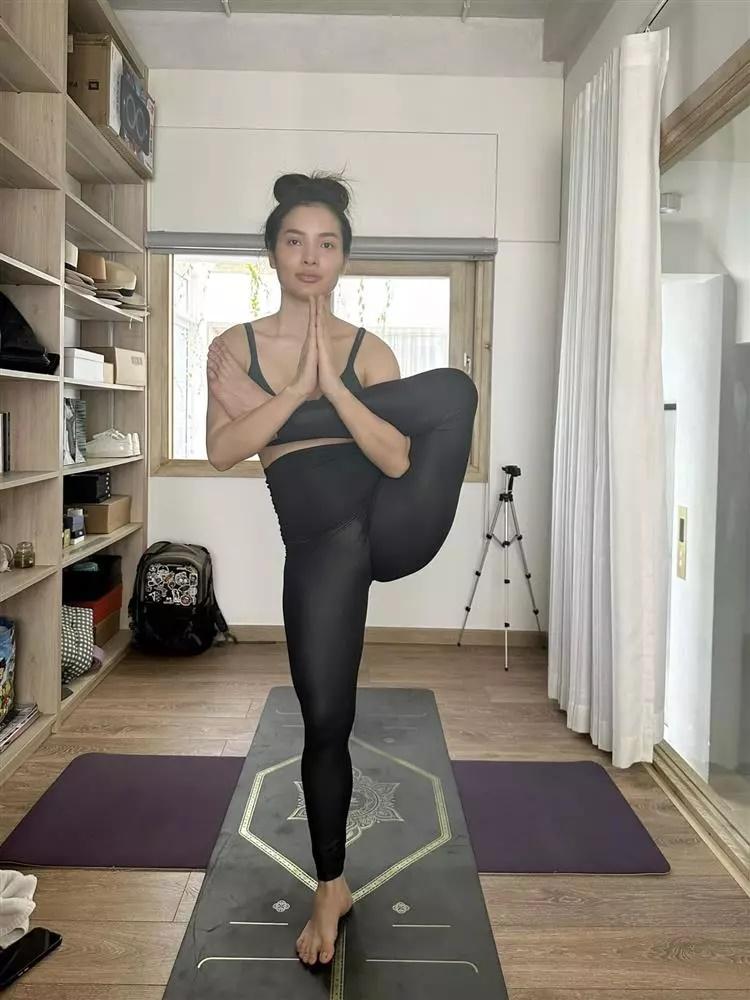 Phương Trinh Jolie bầu 6 tháng tập yoga, nhìn sợ toát mồ hôi-4