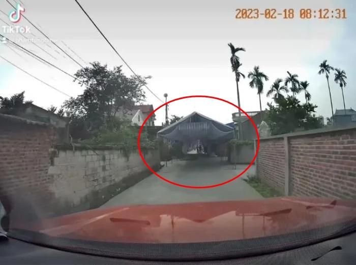 Rạp cưới dựng giữa đường: Người thấy vui vẻ, kẻ chê lắm chuyện-1