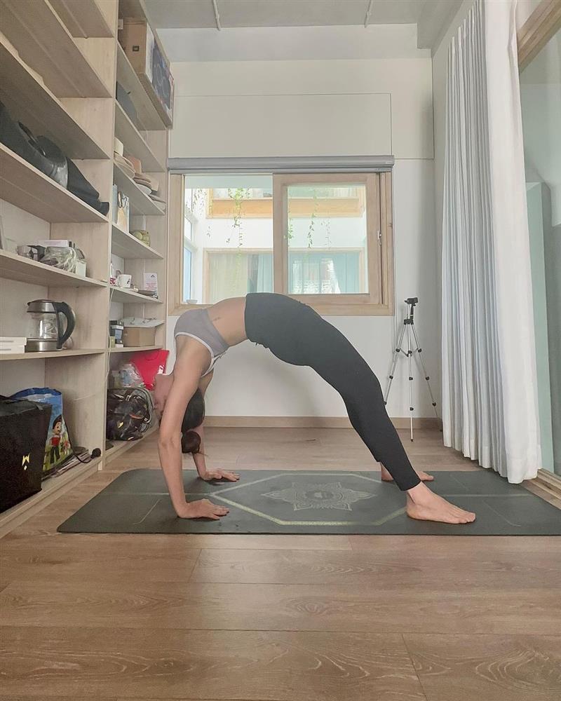 Phương Trinh Jolie bầu 6 tháng tập yoga, nhìn sợ toát mồ hôi-2