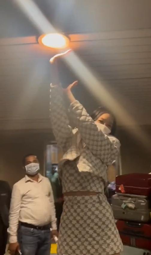 Hoa hậu 1m86 Bảo Ngọc như người khổng lồ, chạm trần ở sân bay-3