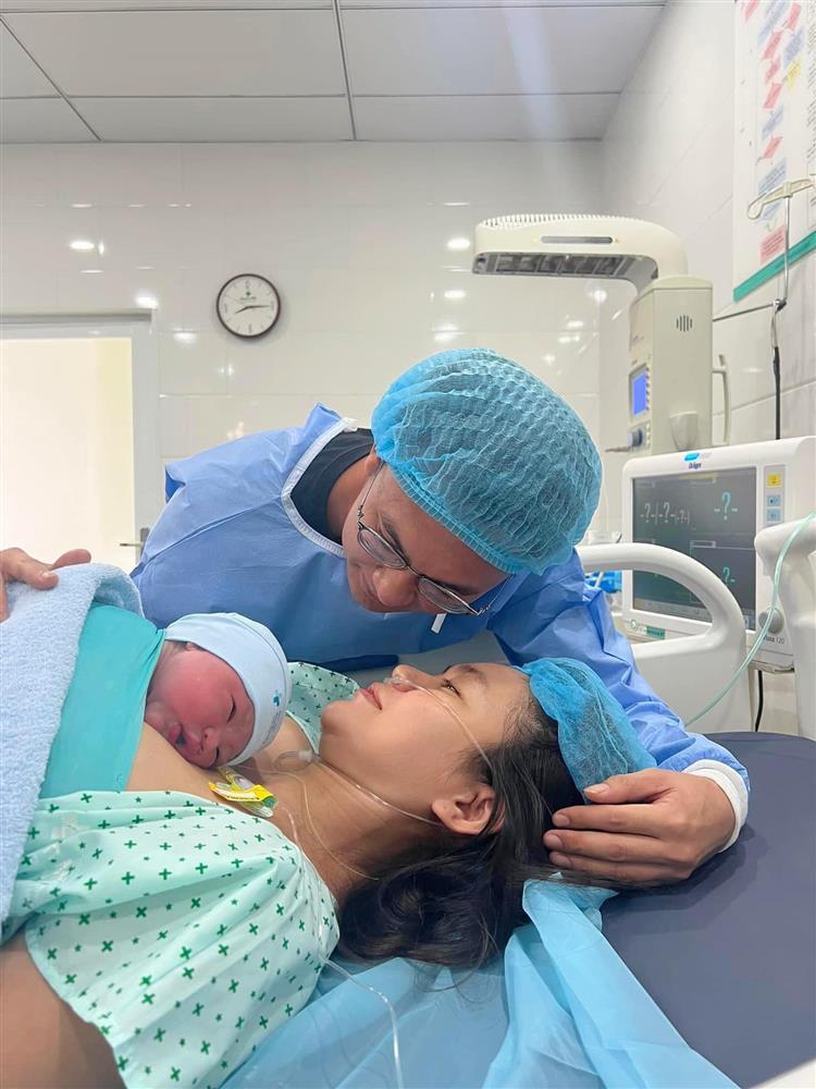 Loạt ảnh cận mặt quý tử sơ sinh của Á hậu Mâu Thủy-3