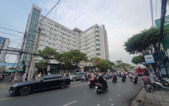 Giải cứu thanh niên ngáo đá, ngồi vắt vẻo trên nóc bệnh viện-2