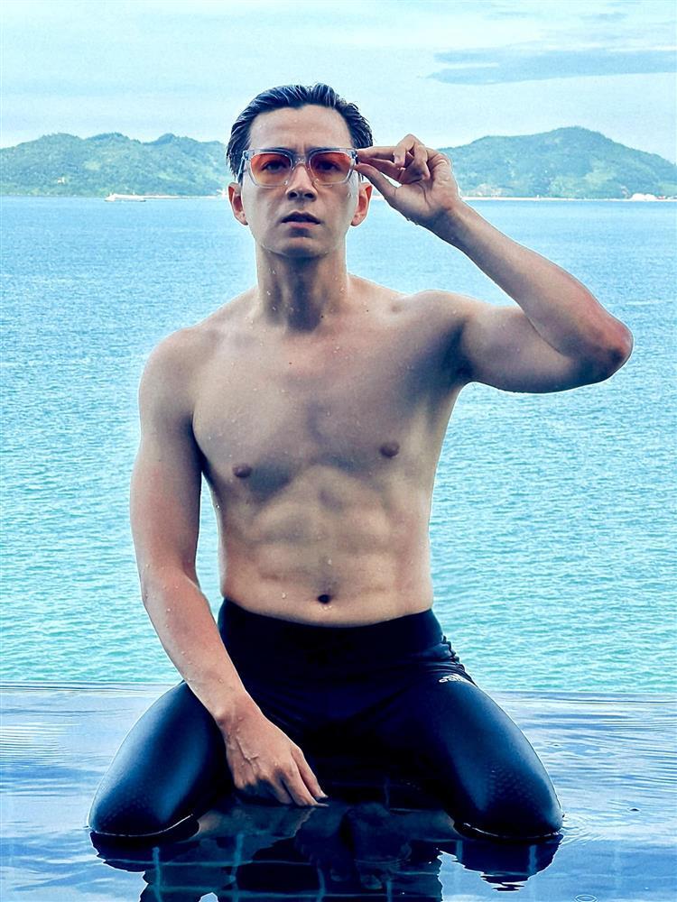 Đứng bên HIEUTHUHAI, Ngô Kiến Huy gây sốt với dung mạo U40-12