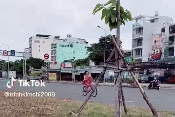 Danh tính người phụ nữ đi xe đạp hồng sang đường gây bão MXH-3