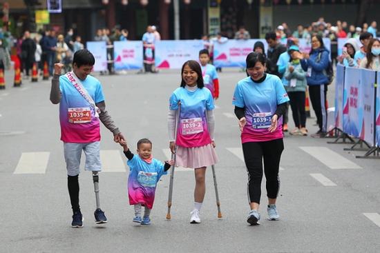 Hạnh phúc đắp đầy gia đình nhỏ 3 người, 4 chân