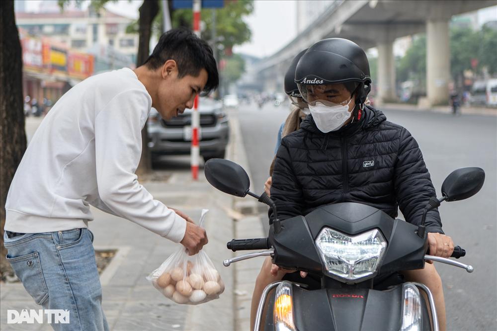 Sự thật chiêu giải cứu trứng gà giá siêu rẻ bán tràn vỉa hè Hà Nội-5