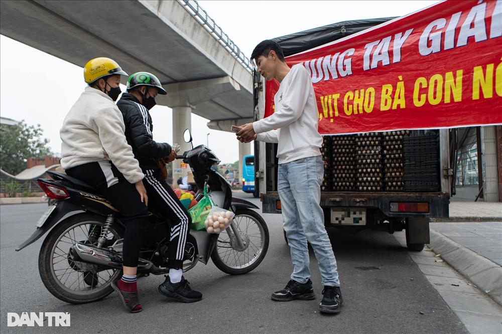 Sự thật chiêu giải cứu trứng gà giá siêu rẻ bán tràn vỉa hè Hà Nội-6