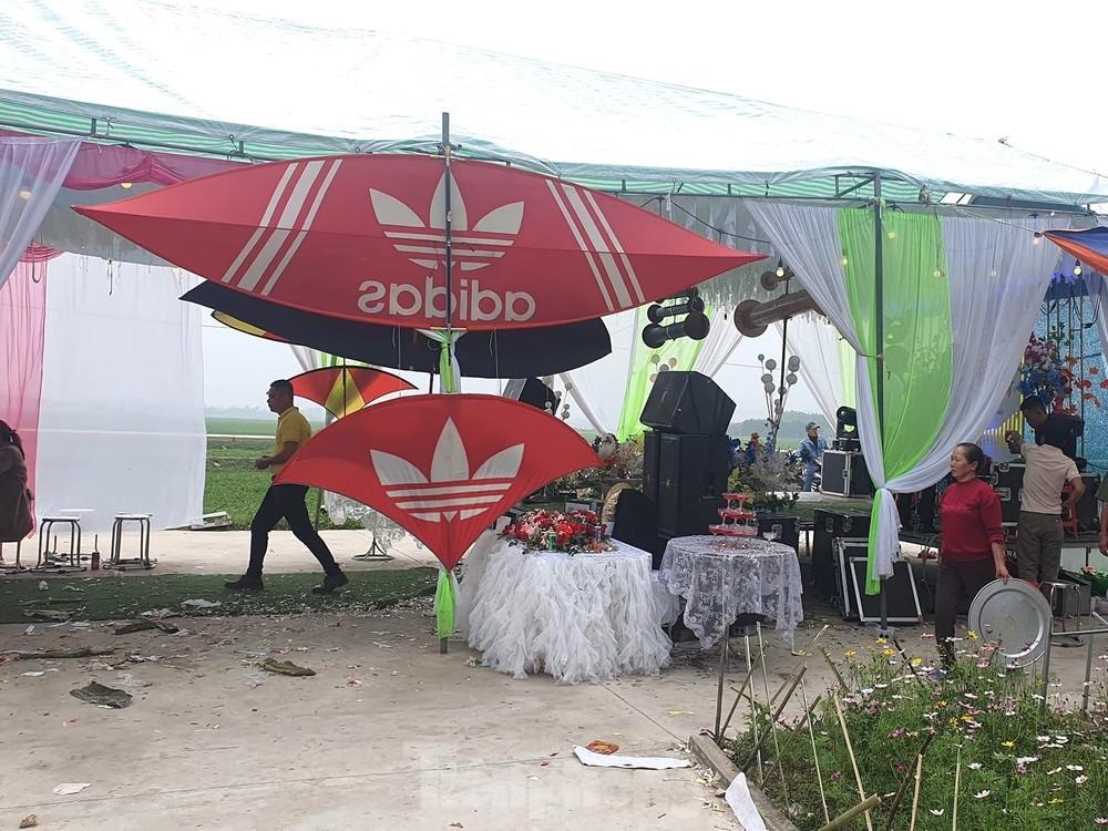 Độc lạ đám cưới ở Nghệ An trang trí những cánh diều khủng-3