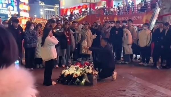 Chàng trai quỳ gối cầu hôn bạn gái, không ngờ nhận kết đắng-1