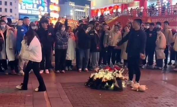 Chàng trai quỳ gối cầu hôn bạn gái, không ngờ nhận kết đắng-2