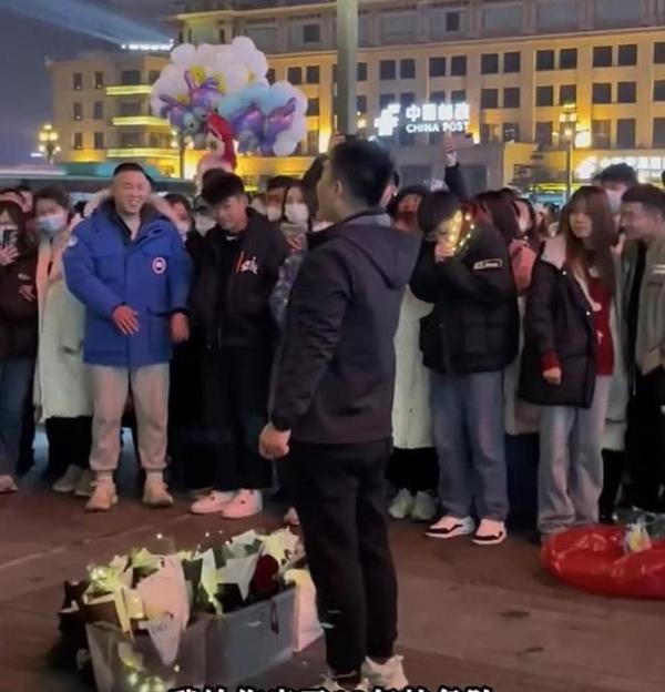 Chàng trai quỳ gối cầu hôn bạn gái, không ngờ nhận kết đắng-3