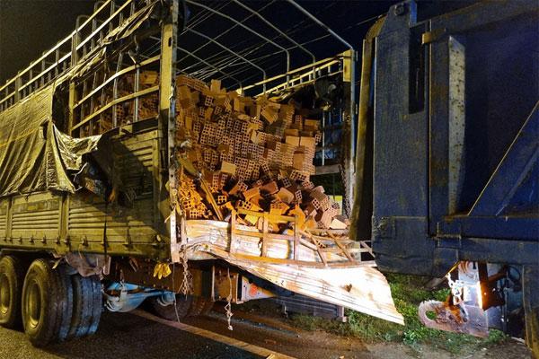 Xe khách tông xe tải đậu ven đường, 3 người chết, 17 người bị thương-2