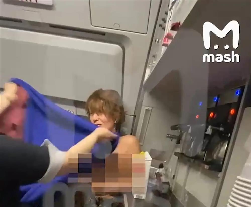 Nữ hành khách khỏa thân tấn công tiếp viên trên máy bay-1