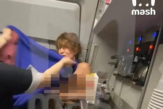 Nữ hành khách khỏa thân tấn công tiếp viên trên máy bay