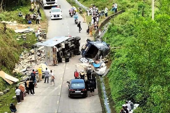 Hai anh em ruột lái hai xe tải tông trúng nhau, lật ngay giữa đèo