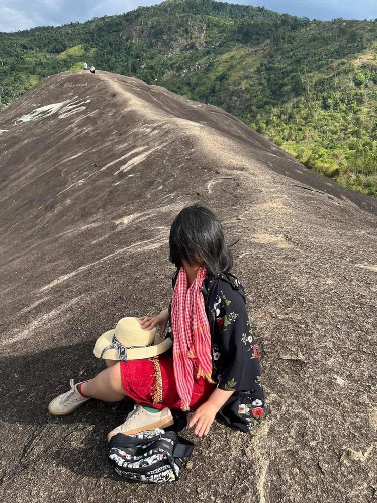 Cô gái khóc thét khi nhờ bạn thân chụp ảnh, điện thoại xịn không cứu nổi-4