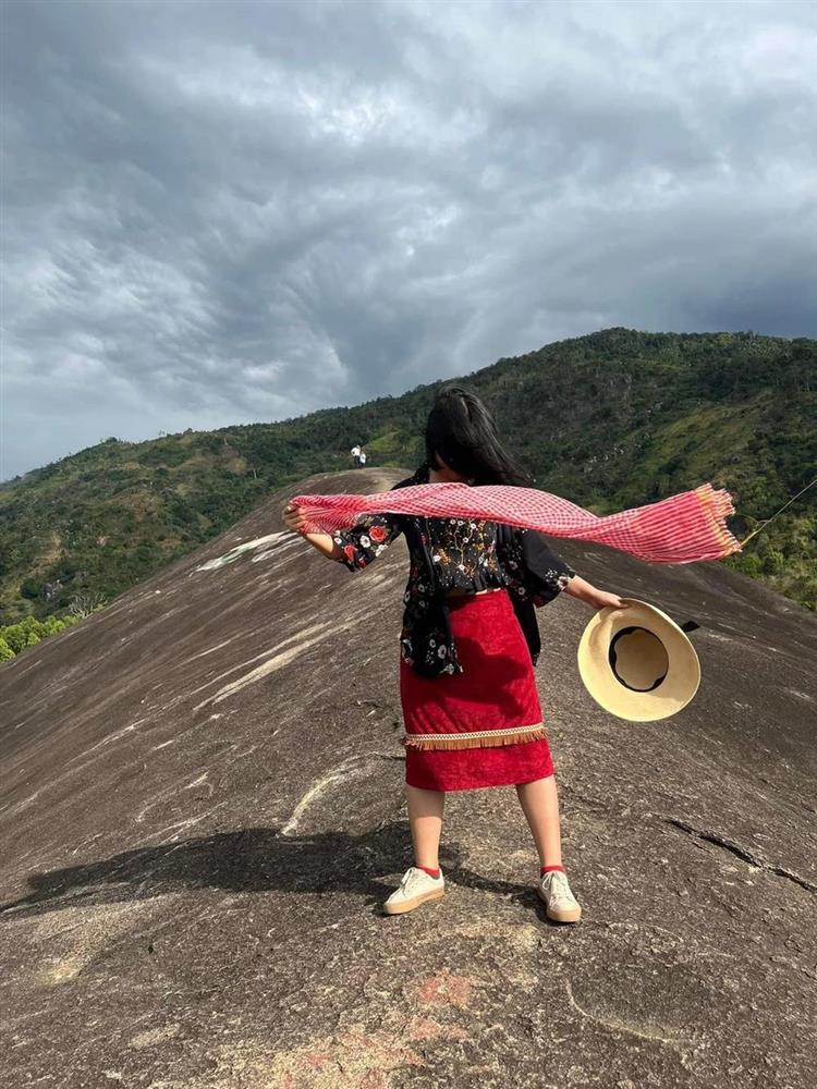 Cô gái khóc thét khi nhờ bạn thân chụp ảnh, điện thoại xịn không cứu nổi-6