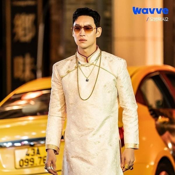 Nam diễn viên mặc áo dài Việt Nam gây chú ý trong Taxi Driver 2 là ai?-2