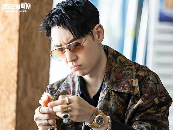 Nam diễn viên mặc áo dài Việt Nam gây chú ý trong Taxi Driver 2 là ai?-4