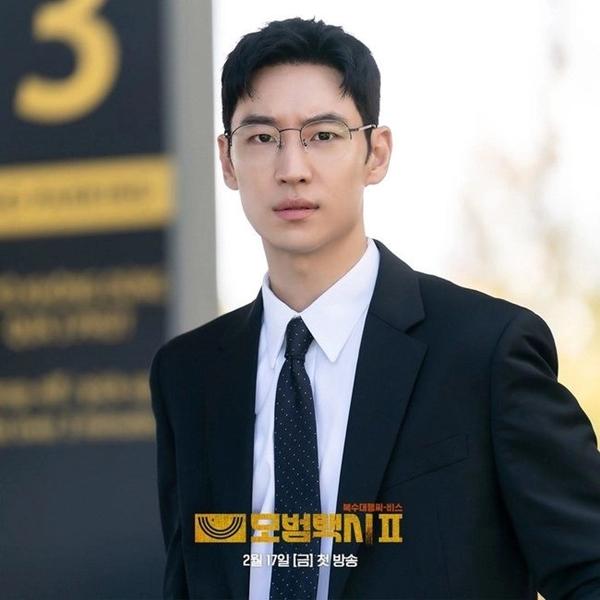 Nam diễn viên mặc áo dài Việt Nam gây chú ý trong Taxi Driver 2 là ai?-5